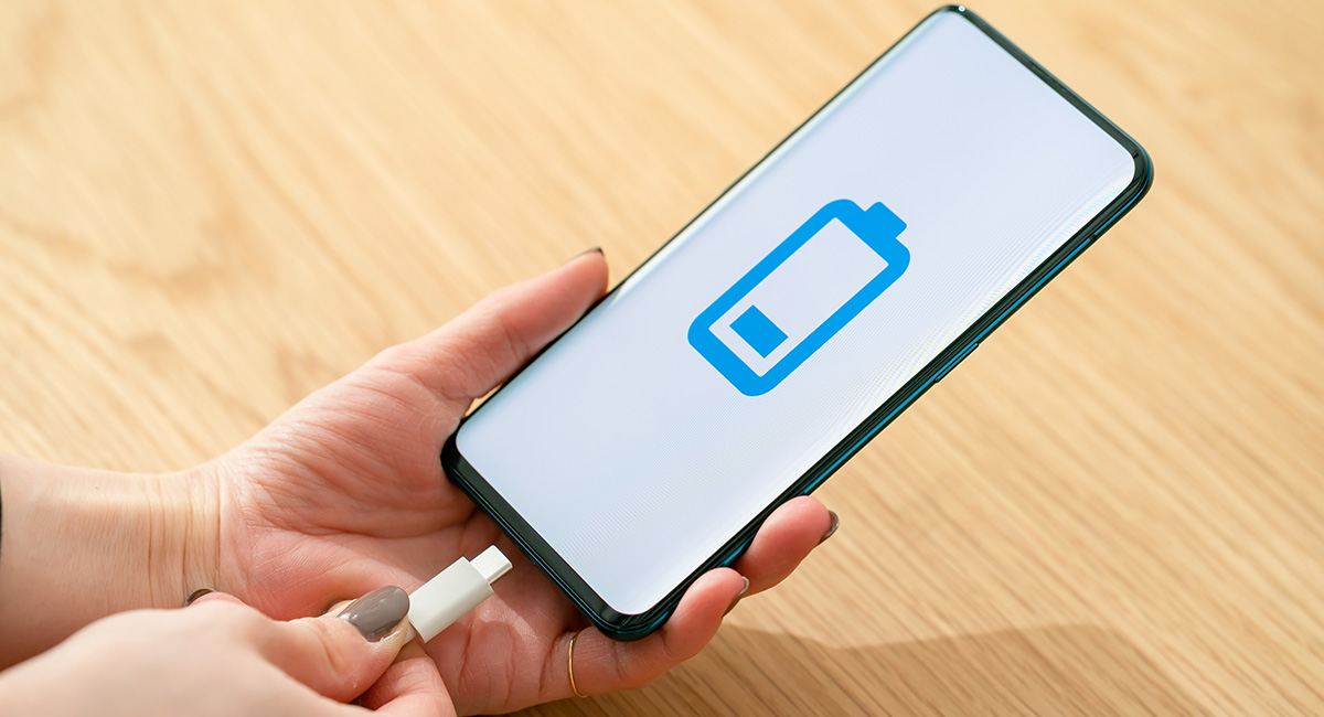 外出先でも高速チャージ！急速充電対応モバイルバッテリーを使う5つのメリット｜コラム