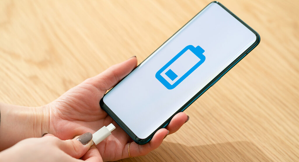 外出先でも高速チャージ！急速充電対応モバイルバッテリーを使う5つのメリット｜コラム